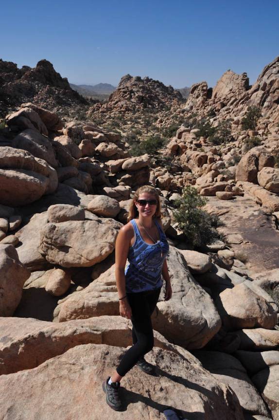 Explorando e caminhando nos rochedos de Joshua Tree National Park, região de Pioneertown, na Califórnia - Estados Unidos